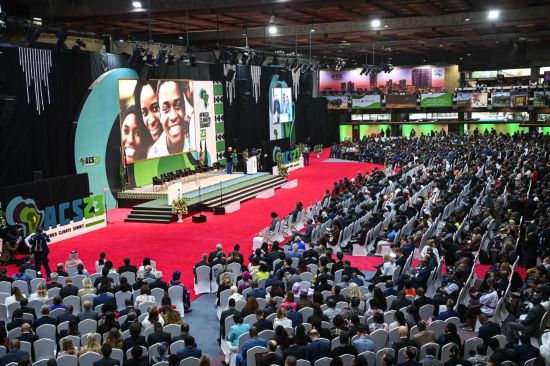 9月4日，在肯尼亞內(nèi)羅畢，與會(huì)代表參加首屆非洲氣候峰會(huì)開幕式。新華社記者 韓旭 攝