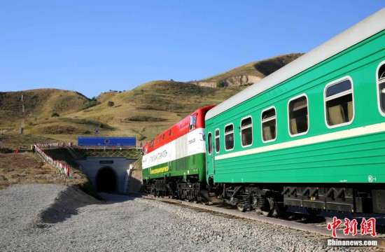 2016年8月24日，塔吉克斯坦“瓦赫達特-亞灣”鐵路通車。這是絲綢之路經(jīng)濟帶框架下首個開工并建成的鐵路項目，具標志性意義。圖為火車進入由中鐵十九局集團有限公司承建的隧道。文龍杰 攝