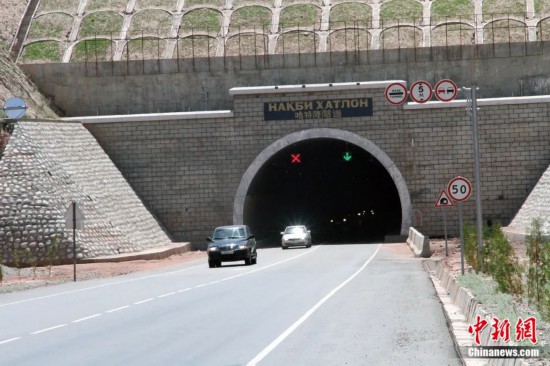 連接塔吉克斯坦南北的重要隧道之一哈特隆隧道由中國路橋承建，是塔國南北公路交通的重要干線道路，對促進塔吉克斯坦南北交流和國民經(jīng)濟發(fā)展具有重要意義。田冰攝