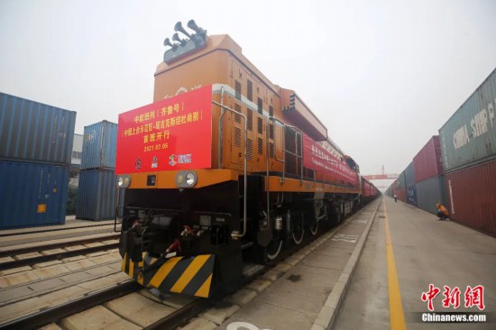 2021年7月5日，中國—上海合作組織地方經(jīng)貿合作示范區(qū)（簡稱“上合示范區(qū)”）前往塔吉克斯坦首都杜尚別的首班中歐班列（齊魯號）“上合快線”發(fā)出，從上合示范區(qū)青島多式聯(lián)運中心啟程，為中國及日本、韓國等周邊國家和地區(qū)與塔吉克斯坦經(jīng)貿往來提供了全新的物流解決方案。胡耀杰 攝