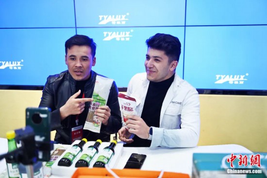 2023年3月，甘肅省慶陽市環(huán)縣電商創(chuàng)業(yè)孵化基地內，來自蘭州文理學院的塔吉克斯坦留學生正在協(xié)助主播直播帶貨當?shù)剞r特產(chǎn)品。李亞龍 攝