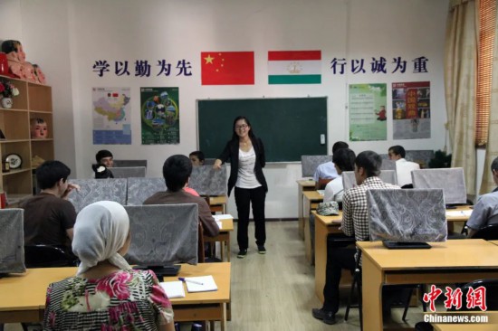2014年，塔吉克斯坦國立民族大學的孔子學院內，教師正在為塔吉克斯坦學生授課。田冰 攝