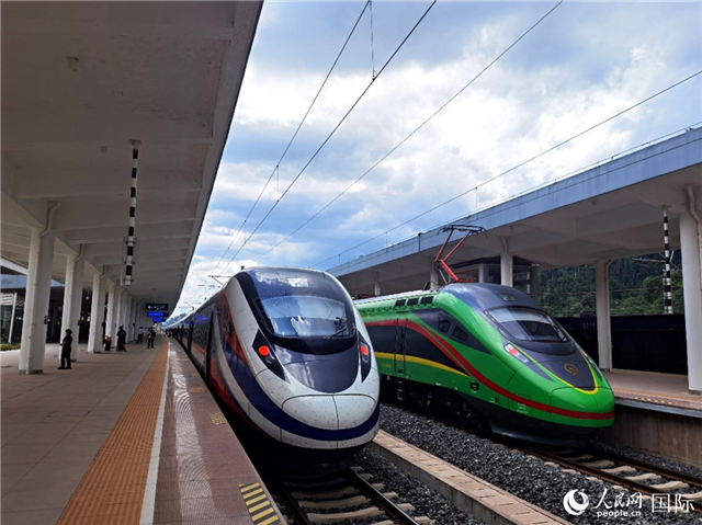 “復(fù)興號(hào)”和“瀾滄號(hào)”國(guó)際旅客列車停靠在老撾磨丁站。人民網(wǎng) 杜明明攝