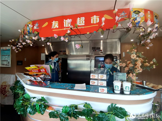 中老鐵路國(guó)際旅客列車?yán)锏摹坝颜x超市”。人民網(wǎng) 杜明明攝