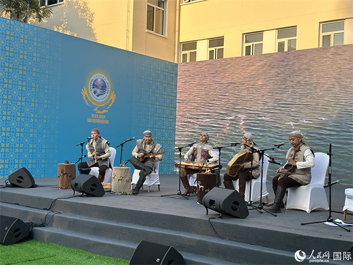 哈薩克斯坦著名音樂組合“圖蘭”樂隊(duì)演奏民族音樂。人民網(wǎng) 阿爾達(dá)克攝