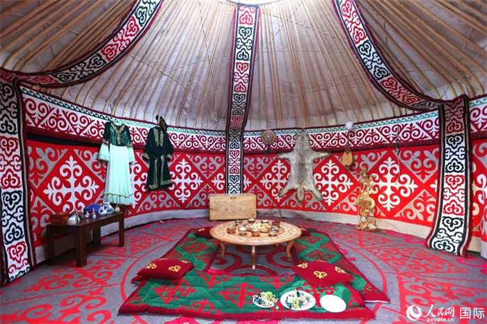 活動(dòng)現(xiàn)場展示了哈薩克斯坦的氈房。人民網(wǎng)記者 楊倩攝