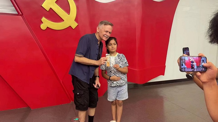 潘維廉和志愿講解員紀念合影。主辦方供圖