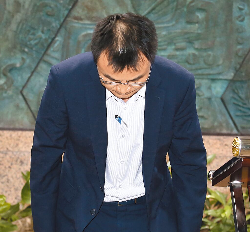 臺農(nóng)業(yè)部門負(fù)責(zé)人陳吉仲19日傍晚舉行記者會說明項(xiàng)目進(jìn)口雞蛋議題，當(dāng)日晚間8點(diǎn)在臉書上宣布辭職。 圖片來源：臺灣“中時新聞網(wǎng)”