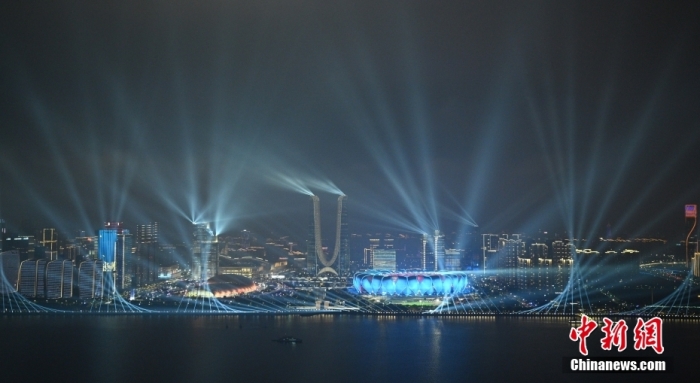 9月23日，杭州第19屆亞運會開幕式在浙江杭州奧體中心體育場舉行。圖為璀璨燈光秀點亮錢塘江夜空。<a target='_blank' href='/'><p  align=