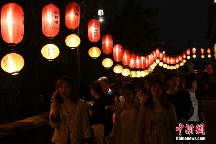 圖為游客夜游山城巷感受山城獨特魅力。<a target='_blank' href='/' ><p  align=