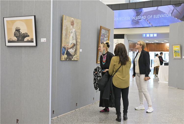 各國外交官在在欣賞中國藝術(shù)家作品。中國常駐維也納代表團(tuán)供圖