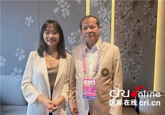 　　△柬埔寨國家奧委會主席、柬埔寨亞運代表團團長唐坤（右）接受記者采訪