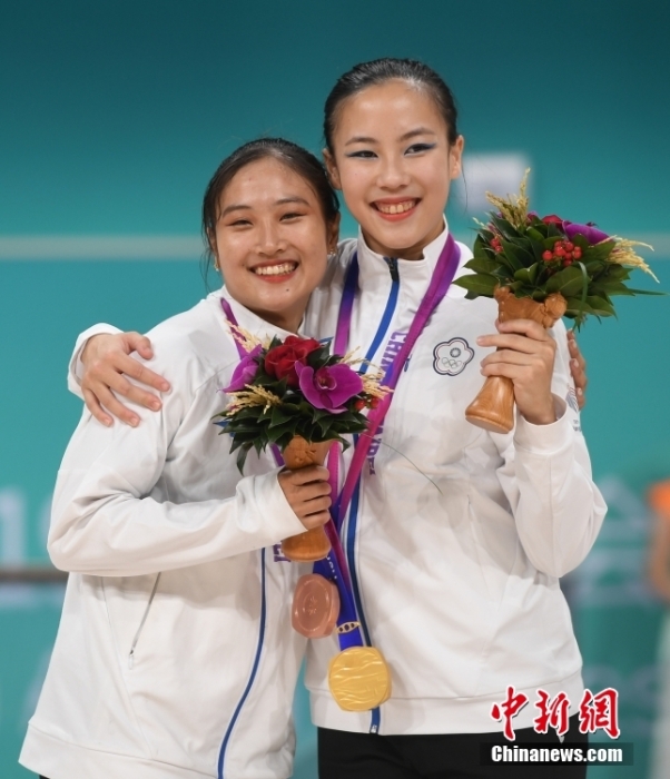 10月7日，杭州第19屆亞運會輪滑項目女子花樣輪滑單人滑長節(jié)目決賽在錢塘輪滑中心舉行。結合短節(jié)目決賽成績，中國臺北選手洪筱晴(左)以94.38分的總成績奪得女子花樣輪滑單人滑冠軍，中國臺北選手張致如(右)獲得季軍。<a target='_blank' href='/'><p  align=