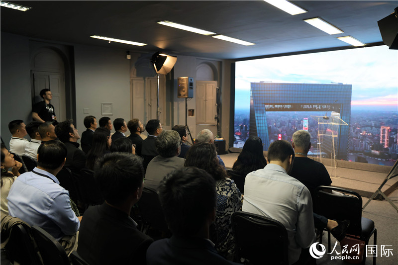 與會嘉賓在現(xiàn)場觀看“中國影視作品展播季”活動宣傳片。人民網(wǎng)記者 時(shí)元皓攝