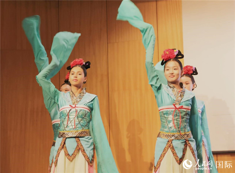 兩國文化志愿者共同表演中國傳統(tǒng)舞蹈。人民網(wǎng)記者 陳海琪攝