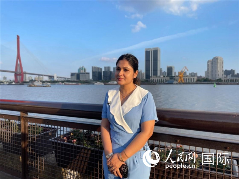 孟加拉國(guó)Channel24電視頻道主持人伊斯拉特·阿敏在上海市楊浦濱江接受采訪。 人民網(wǎng)記者 張榮攝