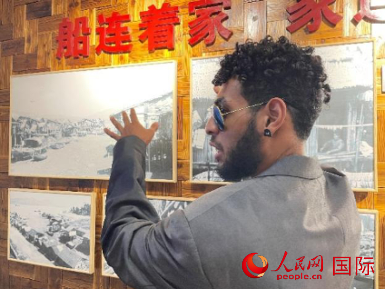 巴布亞新幾內(nèi)亞乒乓球國家隊(duì)隊(duì)員羅伊在福建省寧德市下歧村參觀。人民網(wǎng)記者 張榮攝