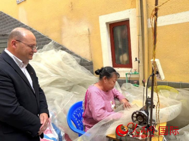 馬耳他瑪格麗特中學(xué)“中國角”教師馬丁·阿佐帕迪在福建省寧德市下歧村參觀。人民網(wǎng)記者 周雨攝