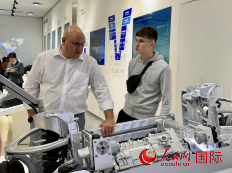 馬耳他瑪格麗特中學(xué)“中國角”的學(xué)生父親誒特伯特·斯肯布里參觀福建省寧德市寧德時(shí)代新能源科技股份有限公司。 人民網(wǎng)記者 周雨攝
