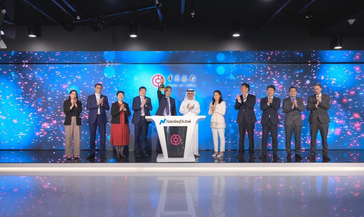 圖為中外嘉賓出席搖鈴儀式。迪拜納斯達克供圖