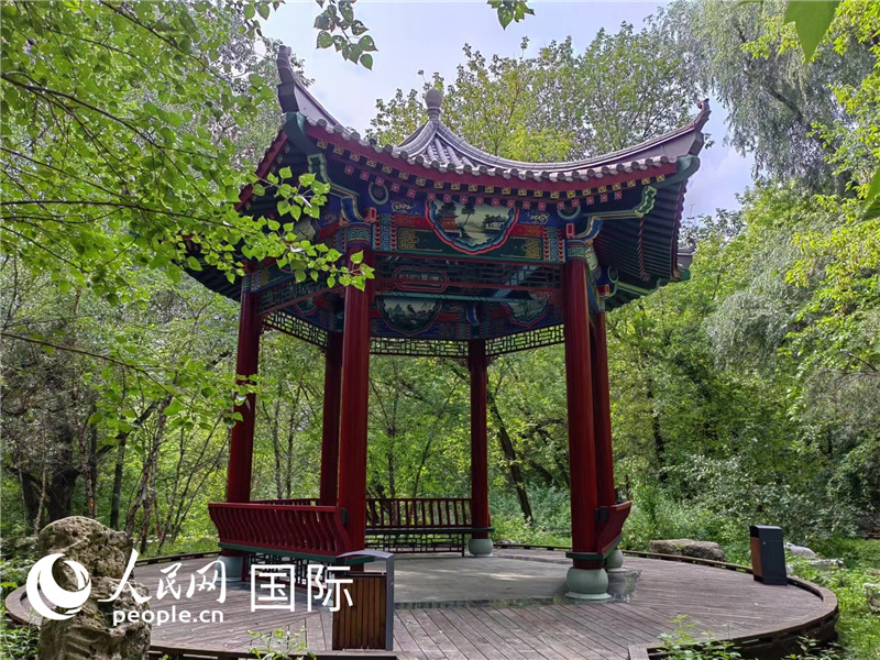 莫斯科中國貿(mào)易中心的中式園林“華銘園”一角。人民網(wǎng)記者 申亞欣攝