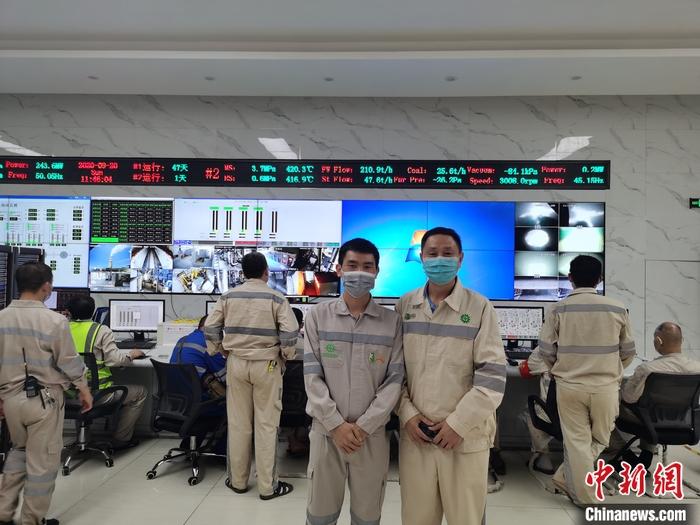 圖為張歡國(guó)(右)和青山項(xiàng)目中方負(fù)責(zé)人的控制室合影。 受訪者供圖