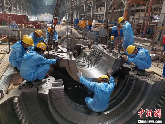 圖為青山緯達(dá)貝園區(qū)汽輪機(jī)機(jī)組在進(jìn)行現(xiàn)場(chǎng)安裝。 受訪者供圖