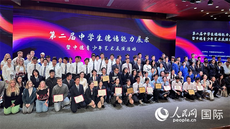 現(xiàn)場學(xué)生與嘉賓合影。（攝影：張麗鷗）