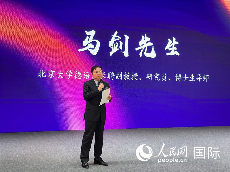 北京大學(xué)德語系長聘副教授馬劍點評學(xué)生表現(xiàn)。（攝影：張麗鷗）