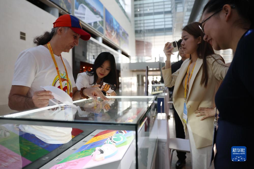 10月16日，參會記者在“一帶一路”國際合作高峰論壇新聞中心參觀展示的中國非物質(zhì)文化遺產(chǎn)展品。新華社記者 陳斌 攝