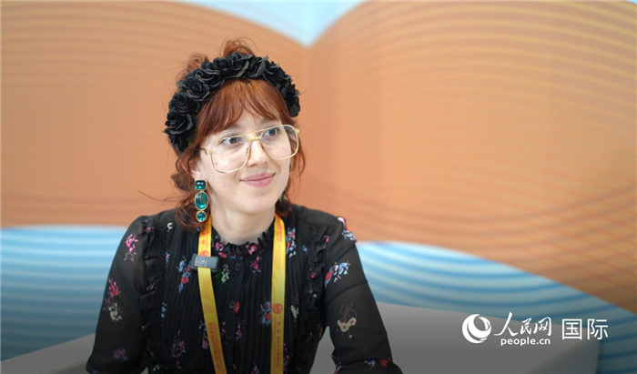 烏拉圭《共和國(guó)報(bào)》記者瓦倫蒂娜·加西亞接受人民網(wǎng)記者采訪(fǎng)。人民網(wǎng)記者 王天樂(lè)攝