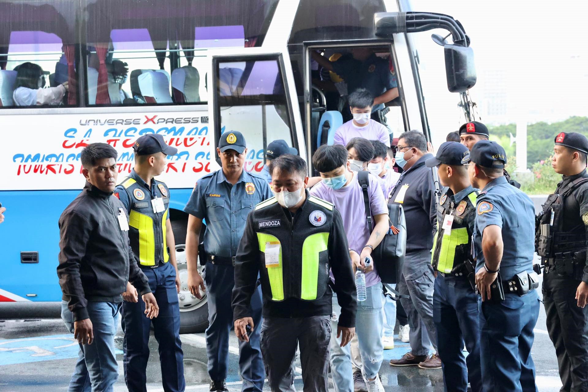 中菲兩國執(zhí)法部門合作遣返在菲從事離岸博彩的中國公民。中國駐菲律賓使館供圖