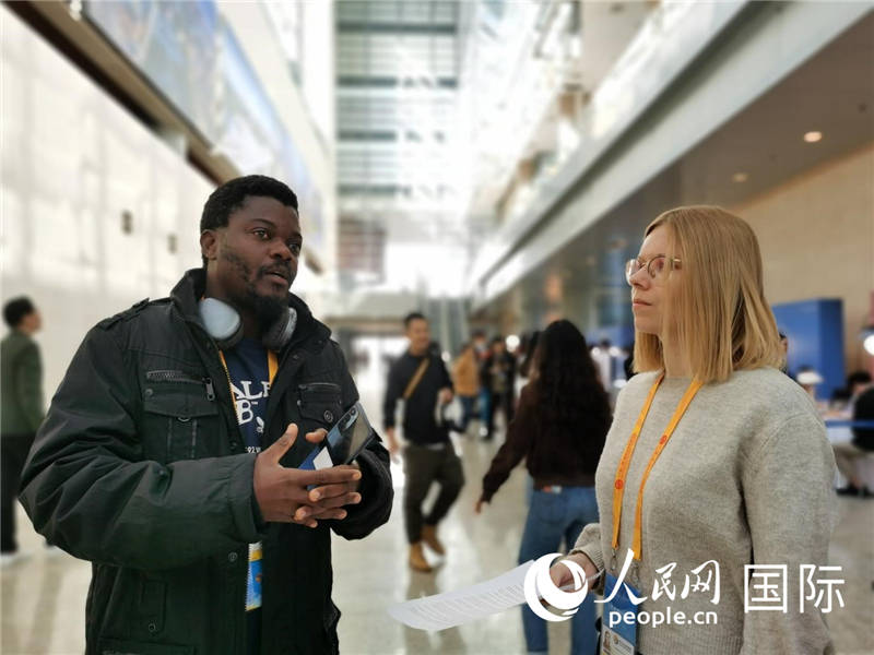 剛果（金）未來集團(tuán)廣播電視部記者雨果-恩澤扎接受人民網(wǎng)采訪。人民網(wǎng) 孫鴻宇攝