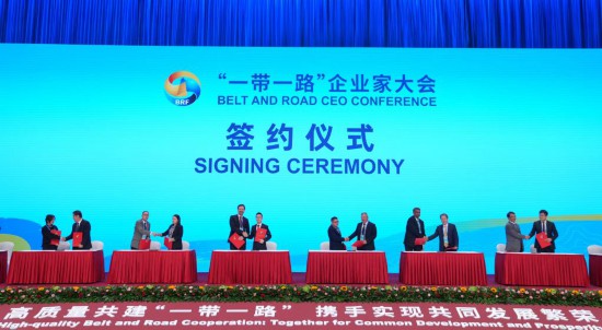 　　這是10月17日拍攝的簽約儀式現(xiàn)場。當(dāng)日，“一帶一路”企業(yè)家大會在北京召開。（新華社記者王毓國攝）