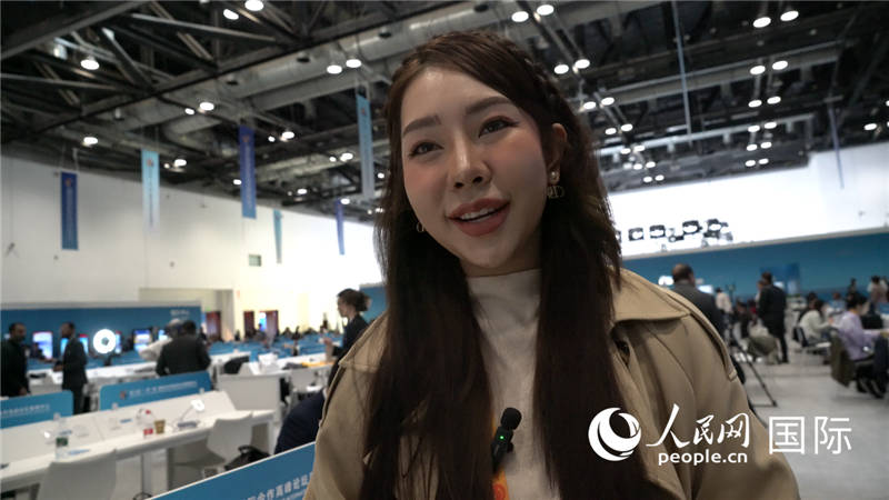 泰國TOPNEWS電視臺主播蓬薩婉?乍如潘（Phonsawan Jarupan）與記者交談。人民網(wǎng) 楊春燕攝