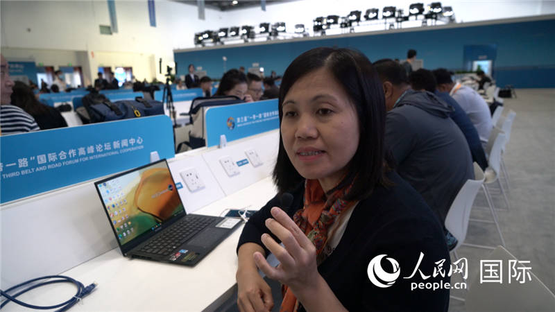 越南之聲廣播電臺記者胡鴻行（音譯，H? H?ng H?nh）與記者交談。人民網(wǎng) 楊春燕攝