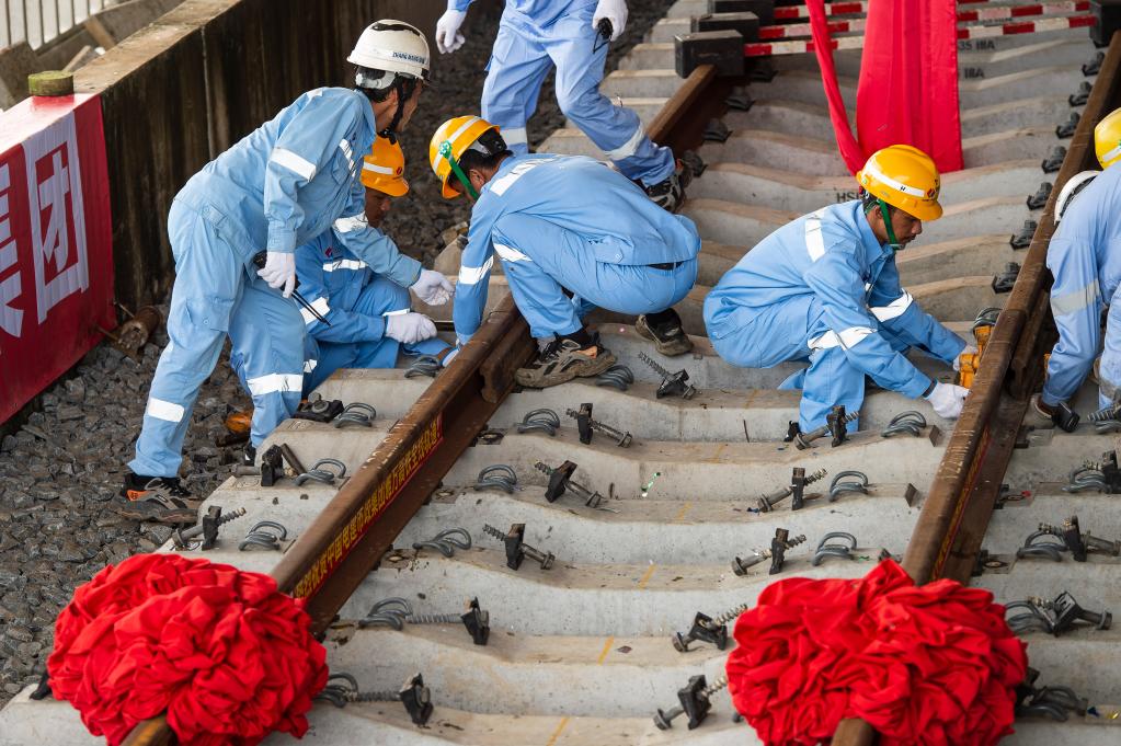 3月31日，在印度尼西亞雅加達(dá)雅萬(wàn)高鐵哈利姆車(chē)站，工人鋪設(shè)雅萬(wàn)高鐵全線最后一根鋼軌。