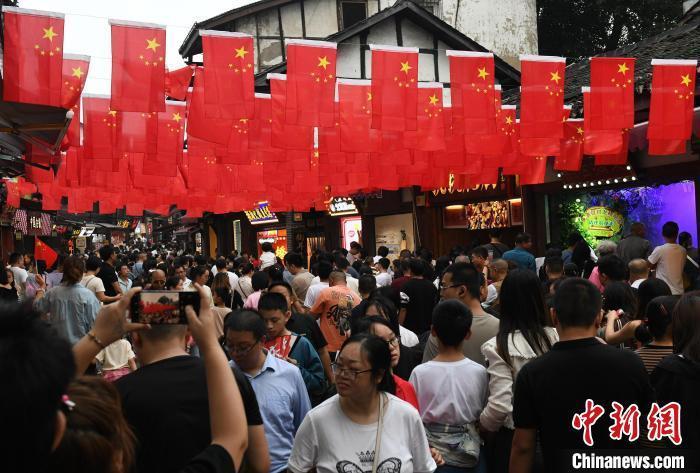 圖為重慶千年古鎮(zhèn)磁器口游人如織。<a target='_blank' href='/' ><p  align=