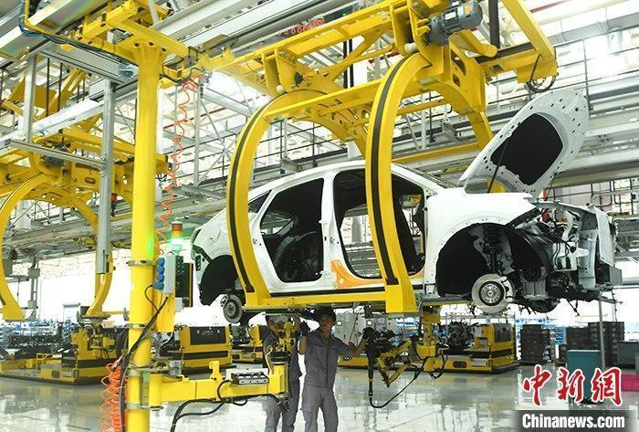 資料圖：汽車生產(chǎn)車間內(nèi)的工作人員正在組裝車輛。 <a target='_blank' href='/'><p  align=