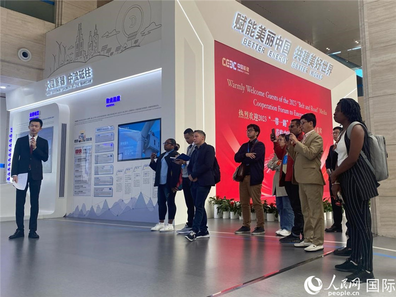 2023“一帶一路”媒體合作論壇聯(lián)合采訪團(tuán)參訪中國能建。人民網(wǎng)記者 于洋攝