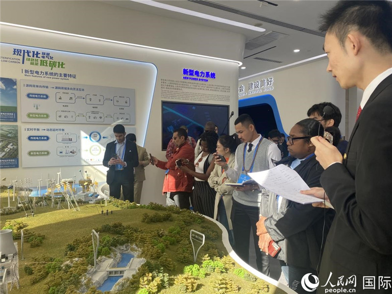 2023“一帶一路”媒體合作論壇聯(lián)合采訪團(tuán)參訪中國能建。人民網(wǎng)記者 于洋攝