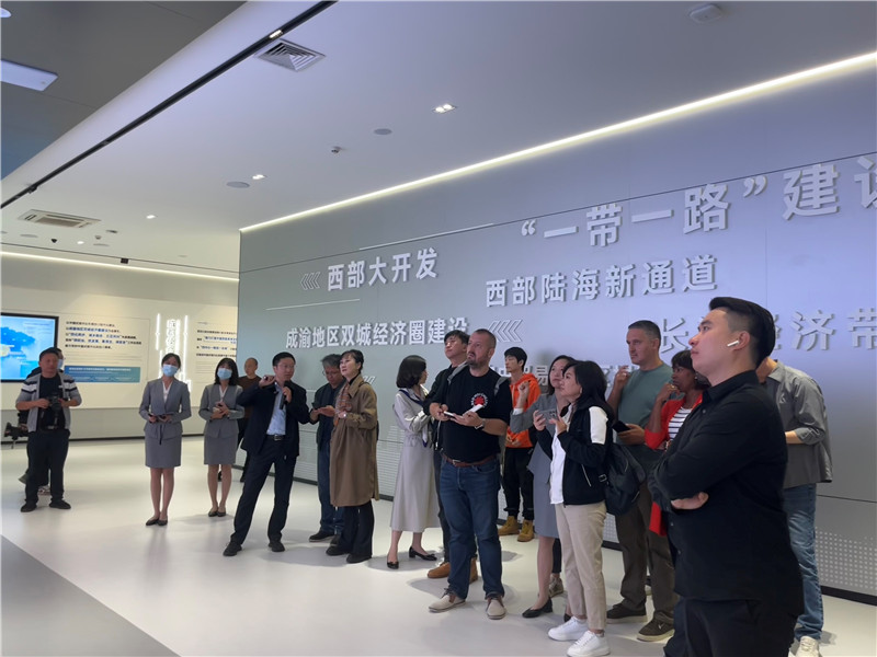 （成都國際鐵路港展廳，中外記者邊聽邊記，了解成都國際鐵路港運(yùn)行情況 趙橙涔攝