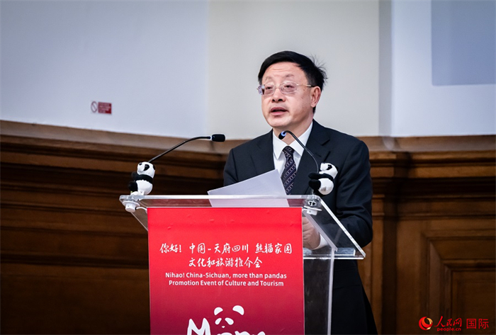 四川省文化和旅游廳廳長(zhǎng)戴允康作文化旅游推介。人民網(wǎng) 郭錦標(biāo)攝