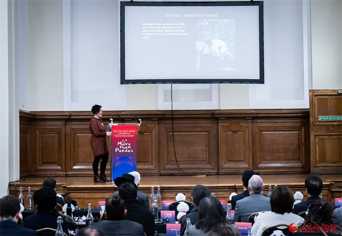 英國(guó)旅游達(dá)人瑪麗亞·拉莫爾作來(lái)川游歷主題分享。人民網(wǎng) 郭錦標(biāo)攝