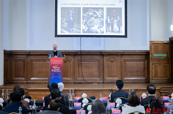 英國(guó)群英創(chuàng)意全球首席執(zhí)行官杰米·撒杰特在現(xiàn)場(chǎng)發(fā)言，分享如何進(jìn)一步提升四川旅游的國(guó)際影響力、吸引更多的英國(guó)游客。人民網(wǎng) 郭錦標(biāo)攝