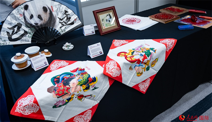 活動(dòng)現(xiàn)場(chǎng)的現(xiàn)場(chǎng)文創(chuàng)展、互動(dòng)體驗(yàn)區(qū)、非遺區(qū)展示。人民網(wǎng) 郭錦標(biāo)攝