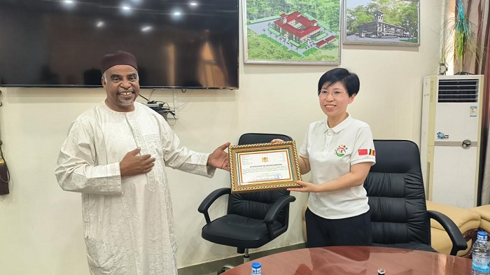 江西省衛(wèi)健委婦幼處處長葉穎代表組派部門接受乍得衛(wèi)生部表彰。中國（江西）第18批援乍得醫(yī)療隊供圖