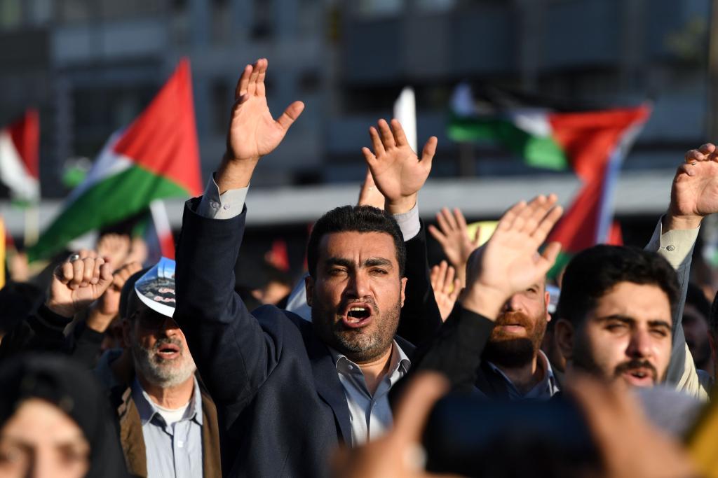 10月18日，人們?cè)谝晾实潞谔m舉行集會(huì)。當(dāng)日，突尼斯、土耳其、伊朗等多國(guó)民眾舉行集會(huì)，表達(dá)對(duì)巴勒斯坦人民的支持，并譴責(zé)針對(duì)加沙城醫(yī)院的襲擊。新華社記者 沙達(dá)提 攝