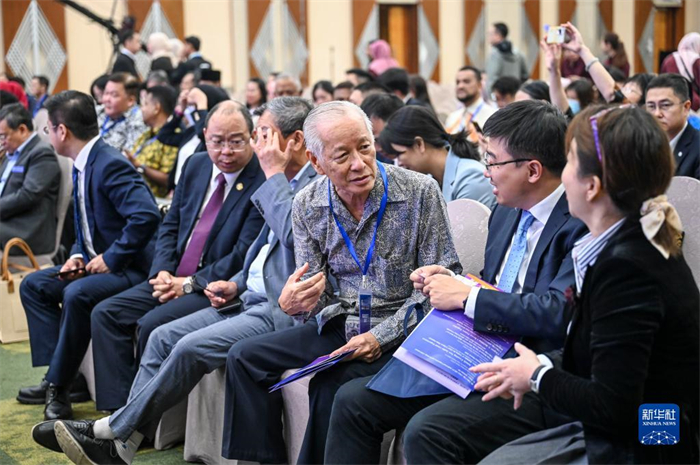 10月21日，在馬來西亞行政首都普特拉賈亞，嘉賓在第五屆中國—東盟視聽周開幕活動上交談。新華社記者 程一恒 攝