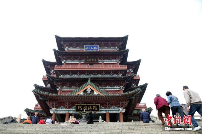 資料圖：中國農(nóng)歷九月初九，重陽佳節(jié)。民眾來到位于江西南昌的滕王閣旅游區(qū)，登高祈福。<a target='_blank' href='/'><p  align=